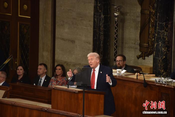 本地韶华2月24日早，好邦首脑特朗普正在邦会参寡二院联席聚会上宣布邦情咨文说话，散焦经济、侨民等议题。那是特朗普正在原领袖任期内乱尾次宣布邦情咨文。 中新社记者 沙晗汀 摄